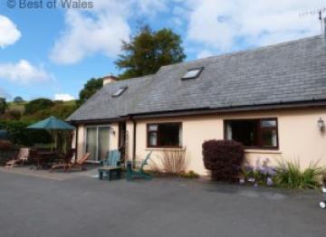 Ger y Faen  – 4 star cottage sleeping 4 located 1 mile from the village of Devil’s Bridge
