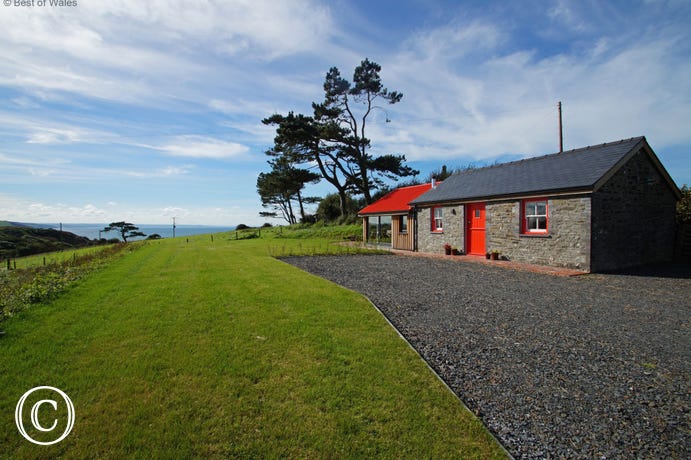 Detached, peaceful setting overlooking Aberystwyth and Cardigan Bay