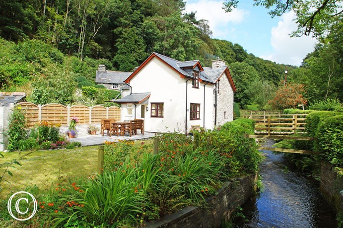 Machynlleth holiday cottage in a tranquil setting with a little stream